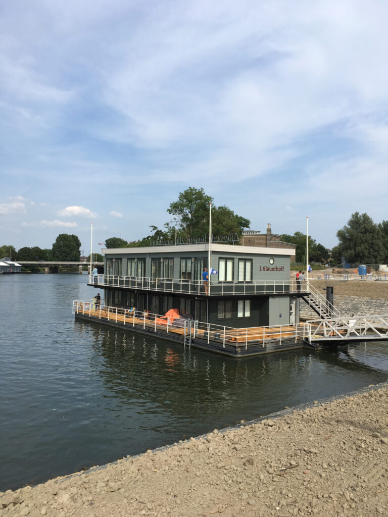 Hotelboot in het water